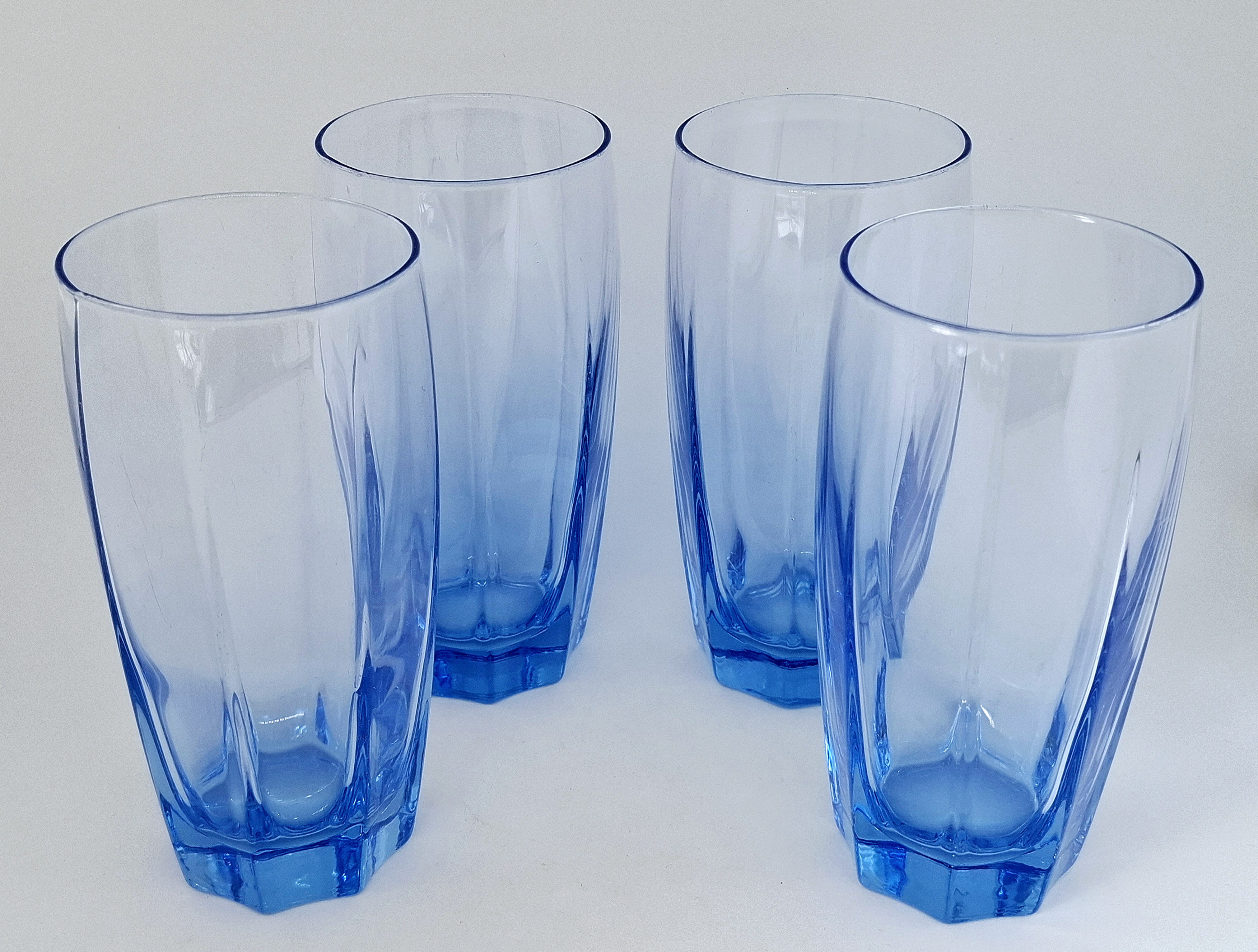 Vier vintage blauwe waterglazen
