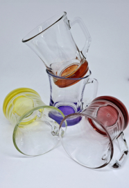 Vier vintage theeglazen met gekleurde bodem