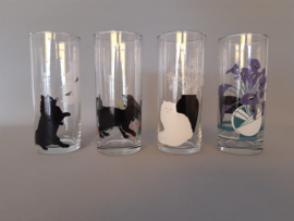 Vier vintage glazen met decoratie katten