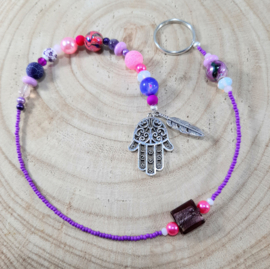 Hamsa hand gelukshanger met roze en paarse kralen