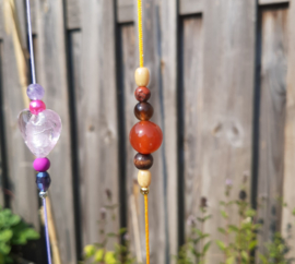 Suncatcher met bruine kralen en Ohm hanger