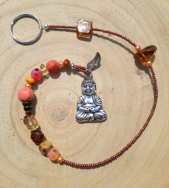 Mooie Boeddha gelukshanger met rode en oranje kralen (c)