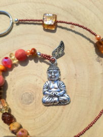 Mooie Boeddha gelukshanger met rode en oranje kralen (c)