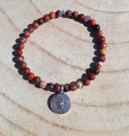 Armbandje met Rode Jaspis en mandala bedel