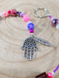 Hamsa hand gelukshanger met roze en paarse kralen