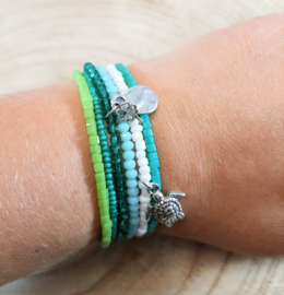 Fijne armbandjes in groen, wit en zilver