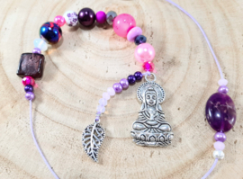 Mooie Boeddha gelukshanger met roze en paarse kralen (b)