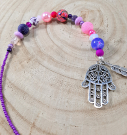 Hamsa hand gelukshanger met roze en paarse kralen