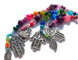 Hamsa hand gelukshanger met roze en paarse kralen