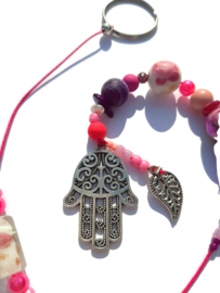 Hamsa hand gelukshanger met roze en paarse kralen