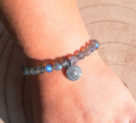 Armbandje met Labradoriet en mandala bedel