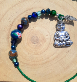 Mooie Boeddha gelukshanger met groene en blauwe kralen (c)