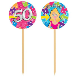 Prikkertjes '50 Sarah'. Leuk voor in hapjes. Prikkertje is van hout en de versiering is uitgevoerd in papier. Het product heeft een hoogte van 11.5cm en is verpakt per 20 stuks.