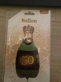 Folieballon fles '50'. Deze folieballon heeft een grootte van 42/92 cm en kan zowel met lucht als met helium worden gevuld. Wanneer de ballon gevuld wordt met helium, blijft hij zweven. wordt geleverd met helium af te halen in de winkel