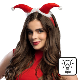 LED diadeem Santa LED diadeem Santa Breng extra feestvreugde in je outfit met deze grappige kerst diadeem met twee rode kerstmutsjes, afgewerkt met wit pluche en zilveren pompons. Dankzij de geïntegreerde verlichting schitter je letterlijk tijdens ieder k