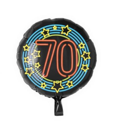 Folieballon neon '70'. Deze folieballon heeft een grootte van 45cm en kan zowel met lucht als met helium worden gevuld. Wanneer de ballon gevuld wordt met helium, blijft hij zweven. wordt geleverd met  helium af te halen in de winkel