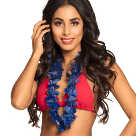 Hawaïkrans Ohana blauw Hawaïkrans Ohana blauw Een zomerse festival outfit, een hula outfit voor carnaval of een zonnige look voor een strandfeest is pas echt compleet met deze mooie Hawaiiaanse bloemenkrans in een frisse witte kleur.