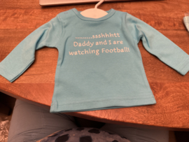 Truitje  ......ssshhhtt Daddy and I are watching Football! (maat 56) 3 maanden blauw