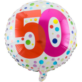 Folieballon Gekleurd '50'. Deze folieballon heeft een grootte van 46 cm en kan zowel met lucht als met helium worden gevuld. Wanneer de ballon gevuld wordt met helium, blijft hij zweven. wordt geleverd met helium af te halen in de winkel