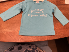 Truitje ,,,,,,sssssttt papa en ik kijken voetbal blauw  9 maanden (maat 68)