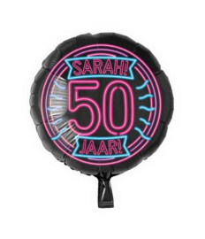 Folieballon Neon Sarah '50'. Deze folieballon heeft een grootte van 46 cm en kan zowel met lucht als met helium worden gevuld. Wanneer de ballon gevuld wordt met helium, blijft hij zweven. wordt geleverd zonder helium