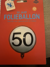 Verkeer Folieballon HBD verkeer '50'. Deze folieballon heeft een grootte van 35cm en kan zowel met lucht als met helium worden gevuld. Wanneer de ballon gevuld wordt met helium, blijft hij zweven.wordt geleverd met helium in de winkel af te halen