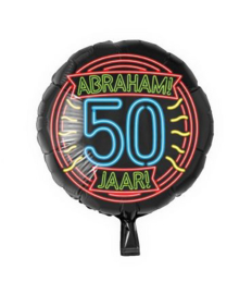 Folieballon Neon Abraham '50'. Deze folieballon heeft een grootte van 46 cm en kan zowel met lucht als met helium worden gevuld. Wanneer de ballon gevuld wordt met helium, blijft hij zweven. wordt geleverd zonder helium