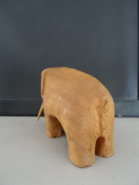 Houten beeldje - olifant - VERKOCHT