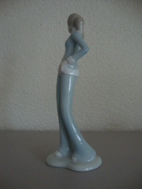 Vintage beeldje meisje - VERKOCHT
