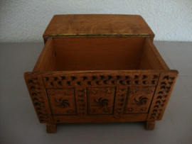 Houten kistje - dekenkistje - VERKOCHT
