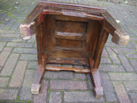 Houten krukjes - bijzettafeltjes - VERKOCHT
