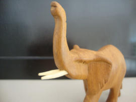 Houten beeldje olifant - VERKOCHT