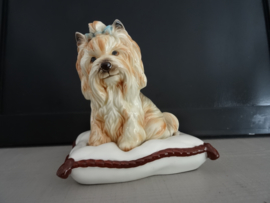 Beeldje hondje met strik - Vaga International - VERKOCHT