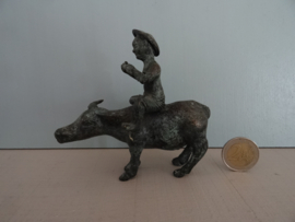 Chinees bronzen beeldje - man / jongen op os - buffel