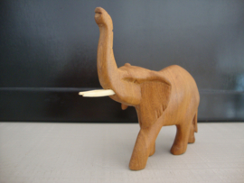 Houten beeldje olifant - VERKOCHT