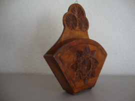 Houten koffiefilter houder - Fries kerfsnijwerk - VERKOCHT