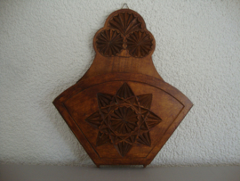 Houten koffiefilter houder - Fries kerfsnijwerk - VERKOCHT