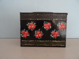 Trommel / blik zwart - rode roosjes - vintage - VERKOCHT