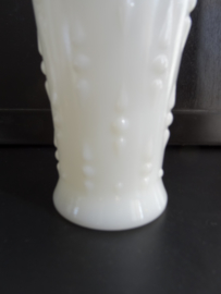 Vaas wit melkglas - VERKOCHT