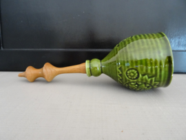 Tafelbel - groen aardewerk met hout - VERKOCHT