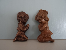 Wanddecoratie - biddende kinderen - vintage - kunststof - klein model - VERKOCHT