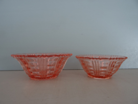 Twee glazen schaaltjes - zalmkleur - VERKOCHT