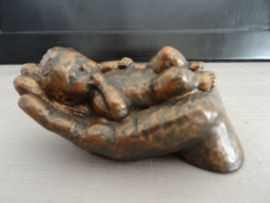 Beeldje baby op hand - parastone - VERKOCHT