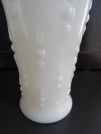 Vaas wit melkglas - VERKOCHT