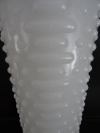 Vaas - vintage - wit - glas - melkglas - VERKOCHT
