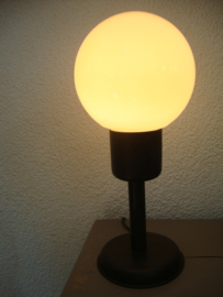 Vintage tafellamp - witte (creme-kleurige) bol - VERKOCHT