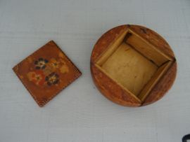 Houten doosje met bloemetjes - VERKOCHT