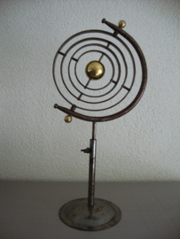 Metalen 'planetenstelsel' - decoratief - VERKOCHT