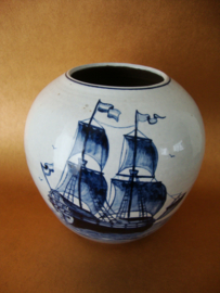 Delfts blauwe vaas Sphinx met afbeelding zeilschip - VERKOCHT