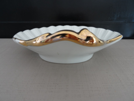 Schaaltje schelp - wit / goudkleurig - VERKOCHT